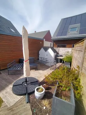 Jardin de l'établissement Maison avec terrasses à 300m de la mer Juno Beach