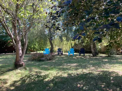 Jardin de l'établissement Maison familiale dans une rue paisible