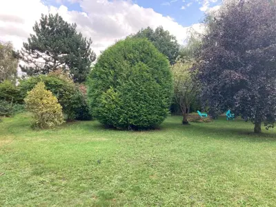 Jardin de l'établissement Maison familiale dans une rue paisible
