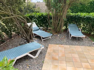 Jardin de l'établissement Maison familiale dans une rue paisible
