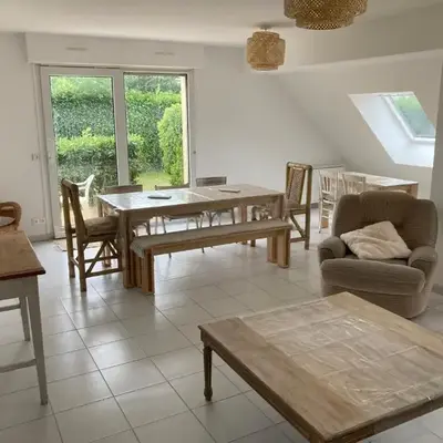 Maison familiale dans une rue paisible