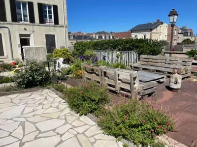 Jardin de l'établissement La Vigie - 30 m de la mer, petite vue mer