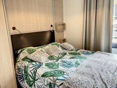 Un ou plusieurs lits dans un hébergement de l'établissement Chalet à Jullouville - 6 couchages, piscine chauffée, proche plage et commerces - FR-1-361-521