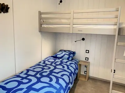 Un ou plusieurs lits dans un hébergement de l'établissement Chalet à Jullouville - 6 couchages, piscine chauffée, proche plage et commerces - FR-1-361-521