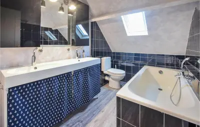 Salle de bains dans l'établissement Lovely Home In Saint-Germain-Sur-Ay