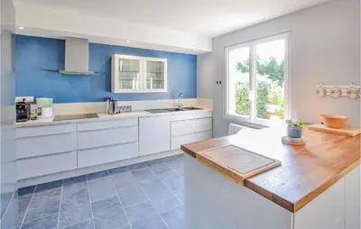 Cuisine ou kitchenette dans l'établissement Lovely Home In Saint-Germain-Sur-Ay