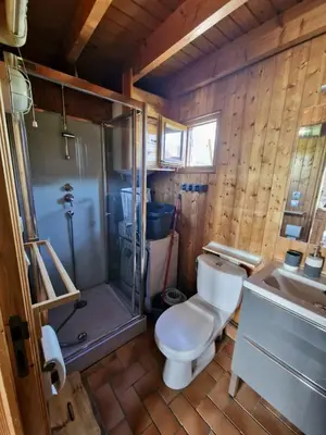 Salle de bains dans l'établissement Chalet 6 pers avec piscine