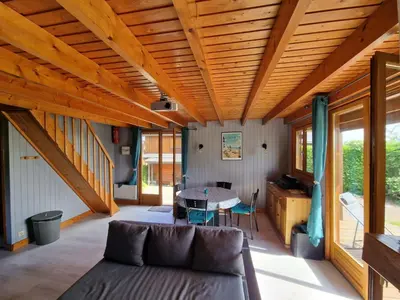 Coin salon dans l'établissement Chalet 6 pers avec piscine