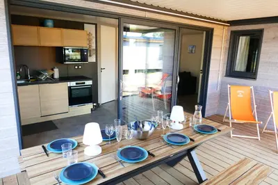Cuisine ou kitchenette dans l'établissement Escales Voyages Cottage des Dunes - Chalet de 49m2 climatisé - 6 personnes