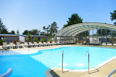 Piscine de l'établissement Escales Voyages Cottage des Dunes - Chalet de 49m2 climatisé - 6 personnes ou située à proximité