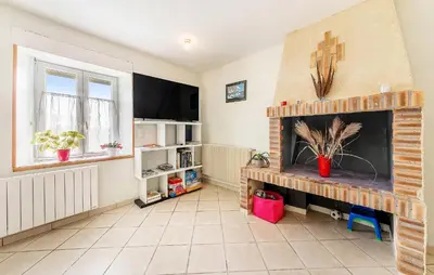 Télévision ou salle de divertissement dans l'établissement 2 Bedroom Cozy Home In Le Ferré