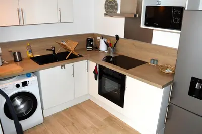 Cuisine ou kitchenette dans l'établissement Le Gambetta, 100m de la plage
