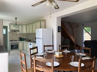 Cuisine ou kitchenette dans l'établissement Maison familiale à 1km de la mer
