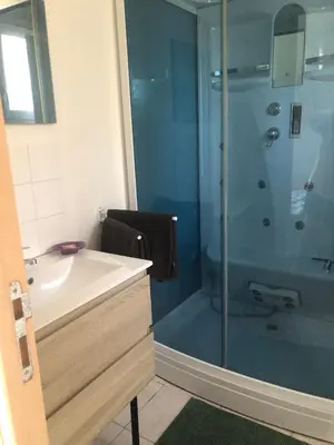 Salle de bains dans l'établissement Maison familiale à 1km de la mer