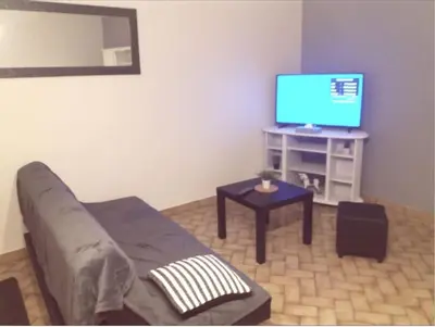 Télévision ou salle de divertissement dans l'établissement Location saisonnière à Cogles