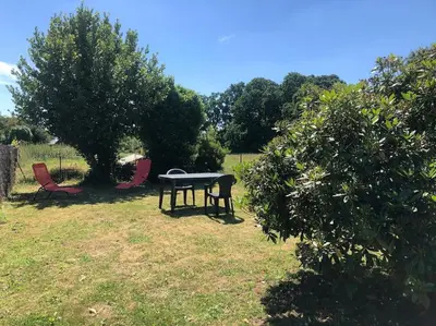 Jardin de l'établissement Location saisonnière à Cogles