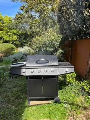 Barbecue disponible mis à disposition des clients de la villa