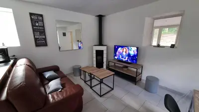 Télévision ou salle de divertissement dans l'établissement Maison au cœur des Bois