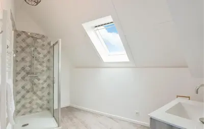 Salle de bains dans l'établissement Awesome Home In Saint-Vaast-La-Hougue