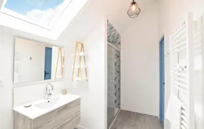Salle de bains dans l'établissement Awesome Home In Saint-Vaast-La-Hougue