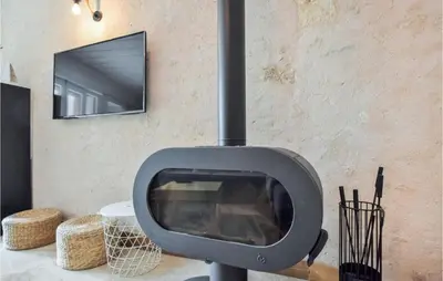 Télévision ou salle de divertissement dans l'établissement Awesome Home In Saint-Vaast-La-Hougue