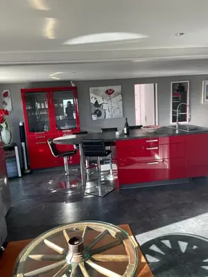 Cuisine ou kitchenette dans l'établissement Plage du Débarquement. Maison bord de Mer