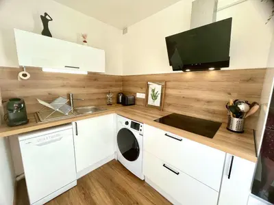 Cuisine ou kitchenette dans l'établissement Charmant studio + parking privé