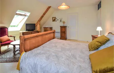 Télévision ou salle de divertissement dans l'établissement Beautiful Home In Créances With Wifi