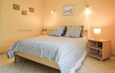 Un ou plusieurs lits dans un hébergement de l'établissement Beautiful Home In Créances With Wifi