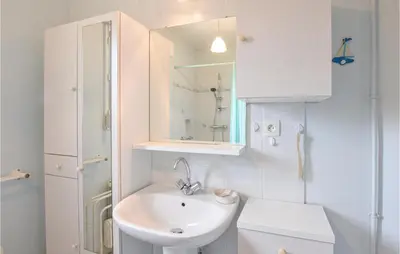 Salle de bains dans l'établissement Beautiful Home In Créances With Wifi