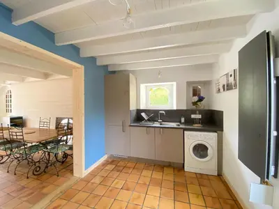 Cuisine ou kitchenette dans l'établissement Charming Cottage near Mont St Michel Bay