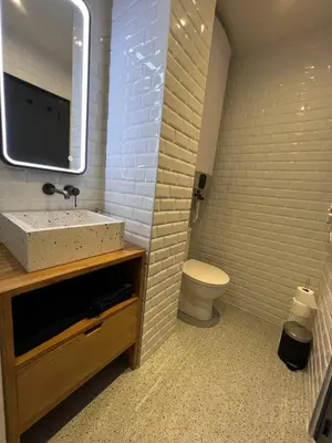Salle de bains dans l'établissement Bright Apt 70m2 in Bayeux historic center w Pkg