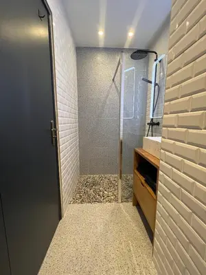 Salle de bains dans l'établissement Bright Apt 70m2 in Bayeux historic center w Pkg