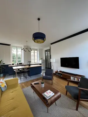 Télévision ou salle de divertissement dans l'établissement Bright Apt 70m2 in Bayeux historic center w Pkg