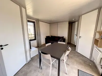 Coin salon dans l'établissement Chalet à Jullouville - 6 couchages, piscine chauffée, près de la plage et commerces - FR-1-361-523