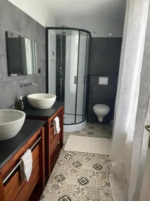 Salle de bains dans l'établissement Le Clos du Bas Courtil Guesthouse B&B Omaha Beach
