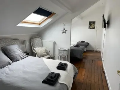 Un ou plusieurs lits dans un hébergement de l'établissement Le Clos du Bas Courtil Guesthouse B&B Omaha Beach