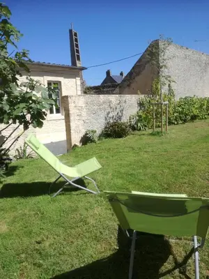 Jardin de l'établissement Jadis, l'école de Maisy, port et plage au bout de l'avenue
