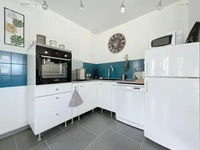 Cuisine ou kitchenette dans l'établissement Jadis, l'école de Maisy, port et plage au bout de l'avenue