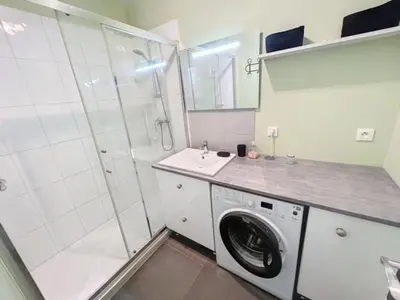 Salle de bains dans l'établissement Jadis, l'école de Maisy, port et plage au bout de l'avenue
