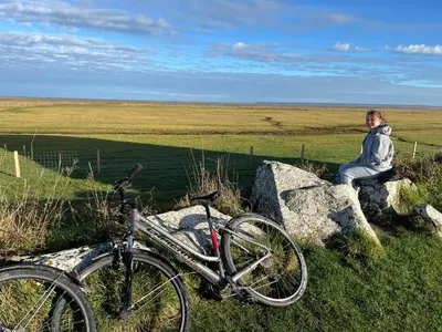 Vélo sur le terrain de l'établissement La Bergerie - Gîte et Chambres d'Hôtes ou dans les environs