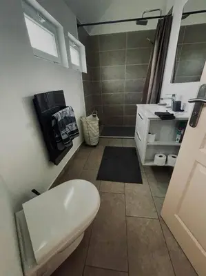 Salle de bains dans l'établissement Maison 5 p, face Mont St Michel