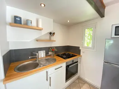 Cuisine ou kitchenette dans l'établissement Holiday Home in Carteret near Dunes & Beach