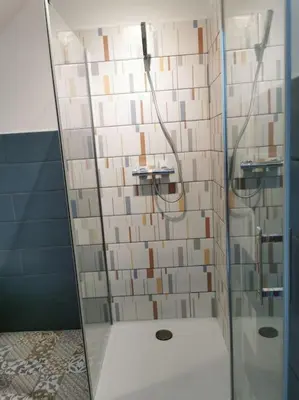Salle de bains dans l'établissement Les Logis de Catherine et Serge