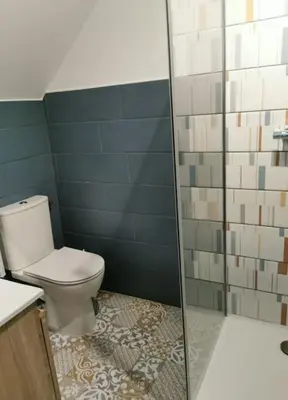 Salle de bains dans l'établissement Les Logis de Catherine et Serge