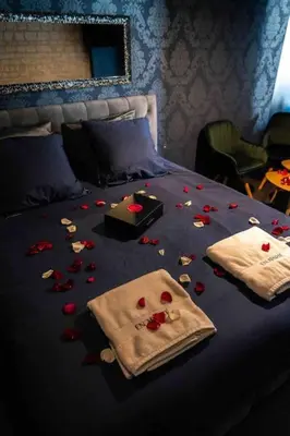 Un ou plusieurs lits dans un hébergement de l'établissement Loveroom En Aparté Caen
