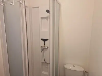 Salle de bains dans l'établissement Frégate