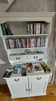 Bibliothèque dans la maison de vacances