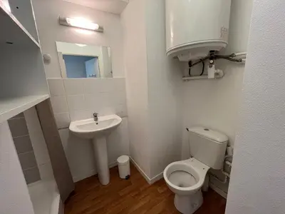 Salle de bains dans l'établissement Acajou, Studio avec terrasse et parking privé
