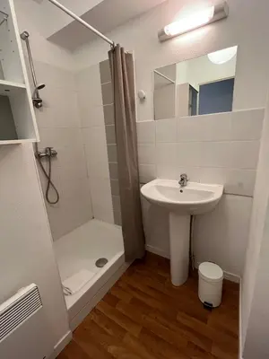 Salle de bains dans l'établissement Acajou, Studio avec terrasse et parking privé